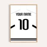 Maillot de football personnalisé - blanc avec manches à bandes noires et numéro noir — wooden-frame main image