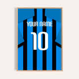 Personlig fotbollströja – svart- och blårandig med blå ärmar — wooden-frame main image