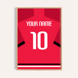 Individuelles Fußballtrikot - Rot mit schwarzem Ärmelstreifen und weißer Nummer — wooden-frame main image
