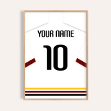 Individuelles Fußballtrikot – Weiß mit schwarzen, roten und goldenen Saumstreifen — wooden-frame main image