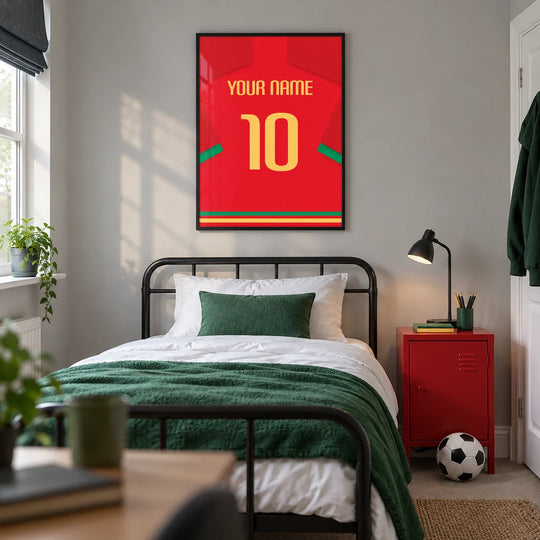 Individuelles Fußballtrikot – rot mit grünen Abschlüssen und gelber Nummer