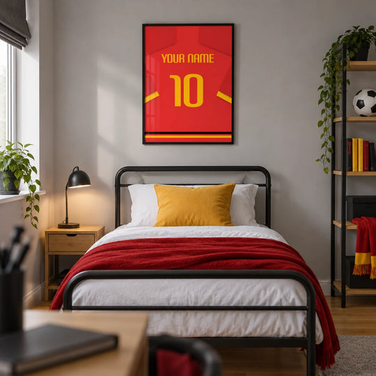Individuelles Fußballtrikot – rot mit gelber Nummer und gelbem Ärmelstreifen