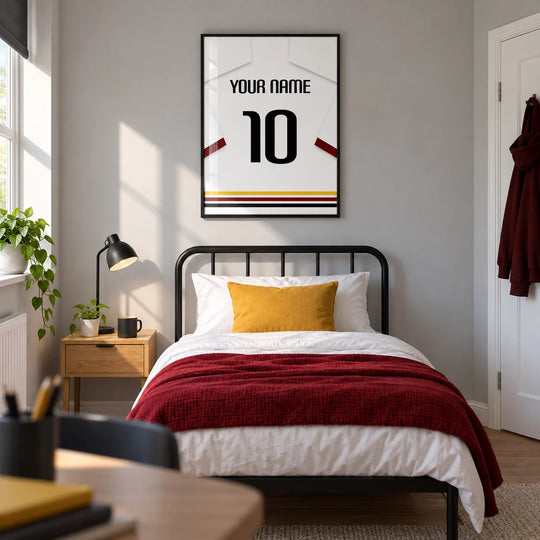 Individuelles Fußballtrikot – Weiß mit schwarzen, roten und goldenen Saumstreifen