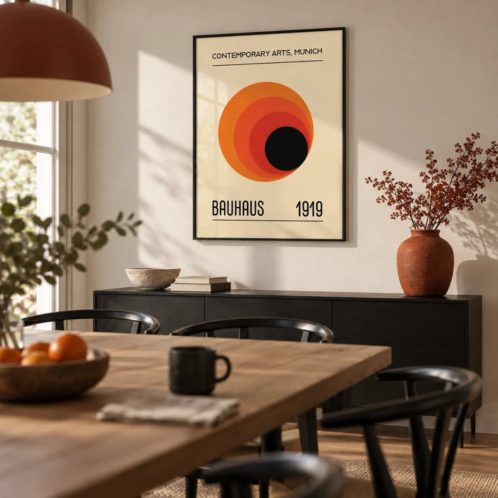 Prints Bauhaus, framed on the wall of a modern dining room