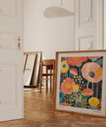 Illustration florale colorée présentée dans une décoration murale moderne représentant des fleurs