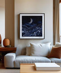 Chambre minimaliste avec une œuvre d'art sereine représentant la lune