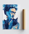 Portrait stylisé à la manière de Frida Kahlo tenant des chats noirs dans des tons bleus.