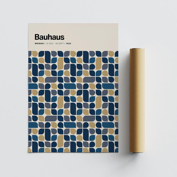 Décoration murale bleu marine et dorée avec des formes abstraites dans un motif rythmique répétitif