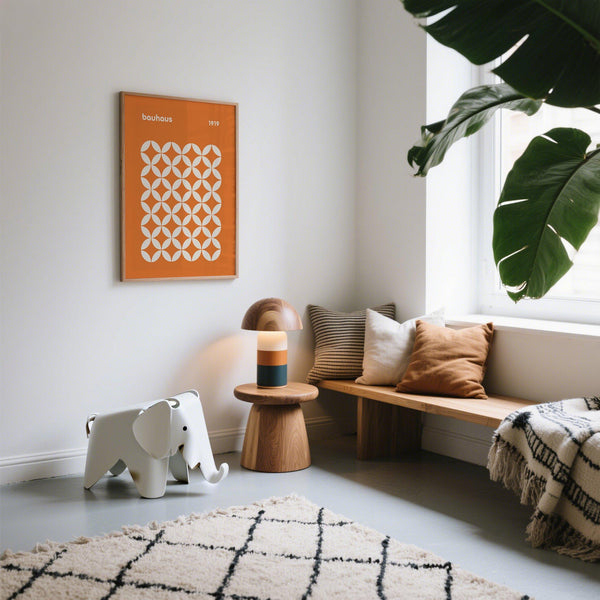 Affiche orange imprimée avec la date 1919, célébrant les débuts du design Bauhaus.