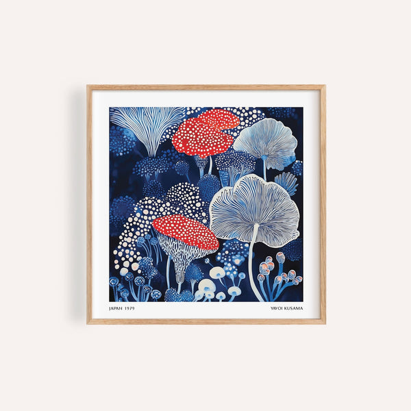 Poster bleu foncé et rouge représentant des champignons aux chapeaux pointillés, pour décorer le mur de votre salon.

