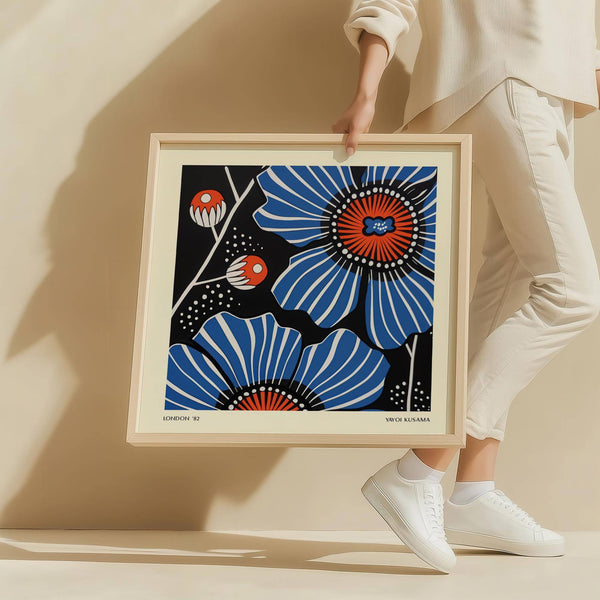 Imprimés floraux contemporains bleus et orange pour des intérieurs créatifs