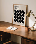 Affiche minimaliste Bauhaus 1923 utilisée comme œuvre d'art dans les bureaux de l'entreprise.