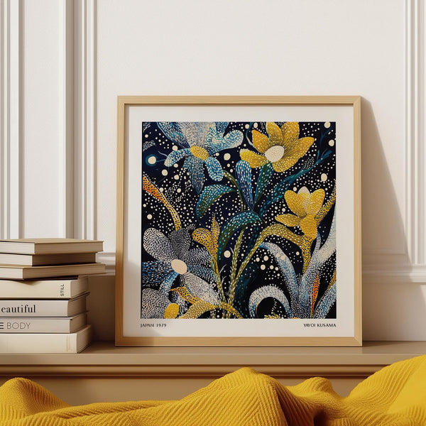 Décoration murale florale sombre représentant des fleurs bleues et jaunes dans un style artistique japonais.