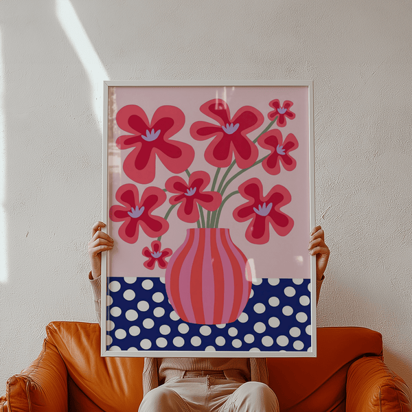 Poster fleuri coloré avec des fleurs roses éclatantes et des détails à pois bleus pour décorer votre chambre à coucher.