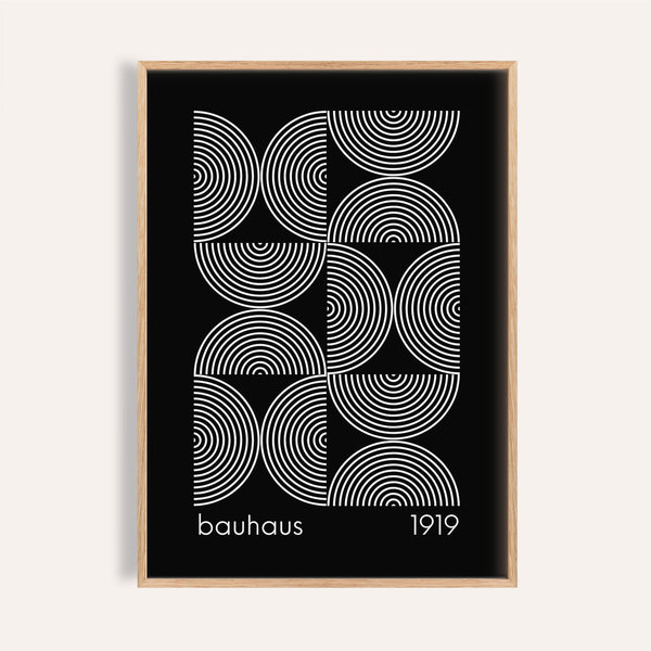 Décoration murale géométrique avec des motifs circulaires audacieux inspirés du Bauhaus