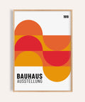 Œuvre d'art peu coûteuse représentant l'affiche Bauhaus 1919 avec des formes rouges et orange