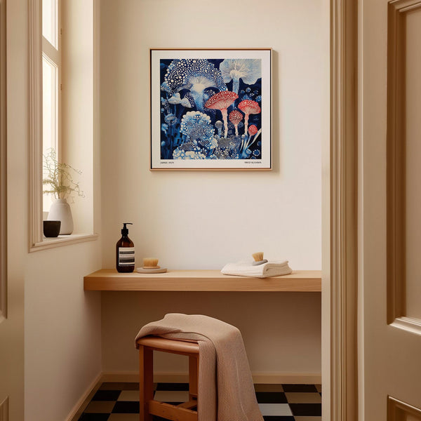 Affiche japonaise sur le thème de la nature représentant des champignons forestiers dans une palette bleue surréaliste.