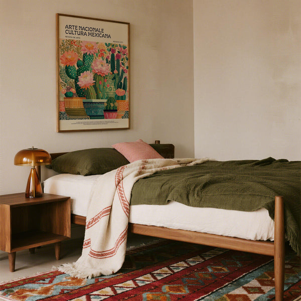 Idée de décoration pour le salon avec des œuvres d'art mexicaines colorées.