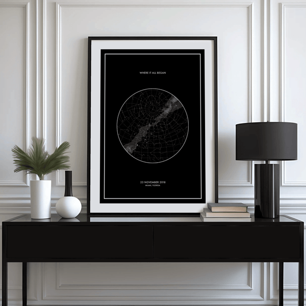 Affiche minimaliste en noir et blanc représentant une carte stellaire personnalisée pour la salle à manger