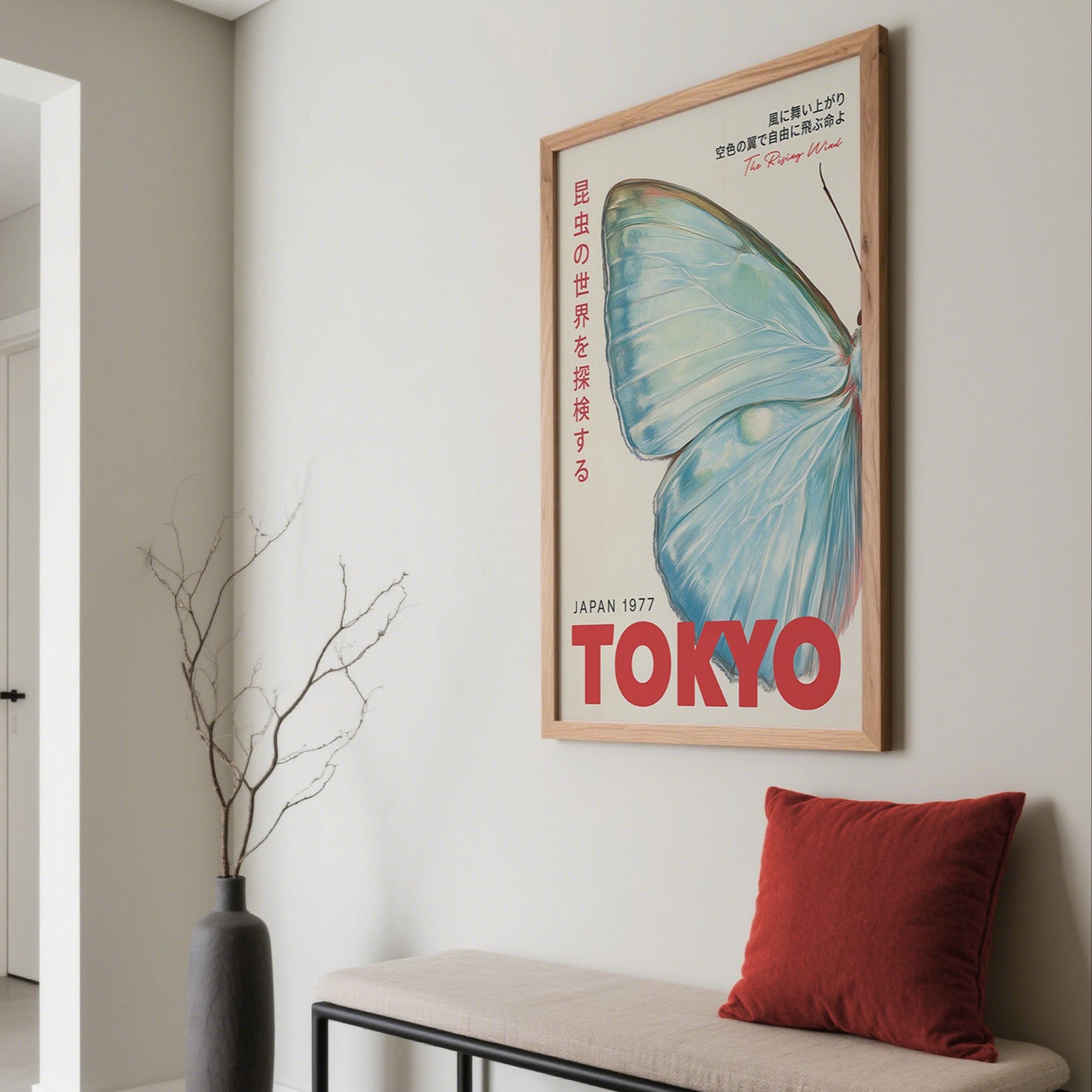 Intérieur moderne avec une affiche papillon, un banc et un vase.