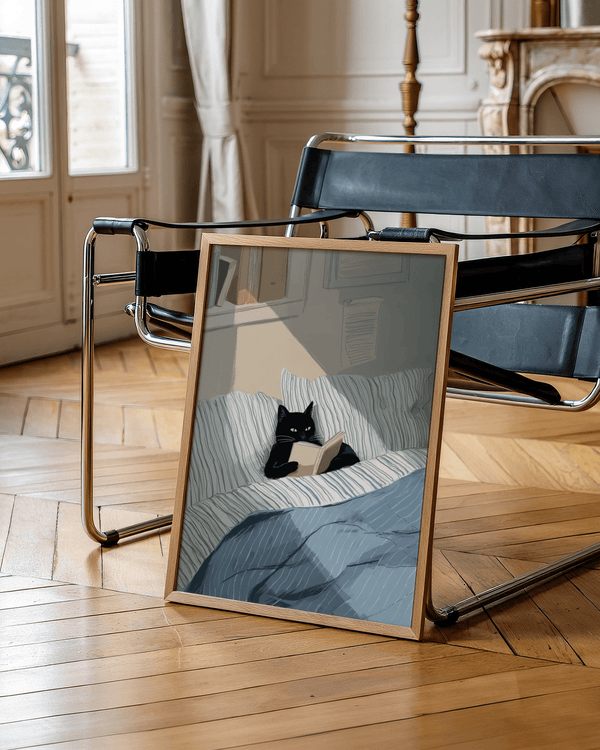 Décoration murale représentant un chat lisant un livre, dans des tons bleus et blancs, pour le salon.