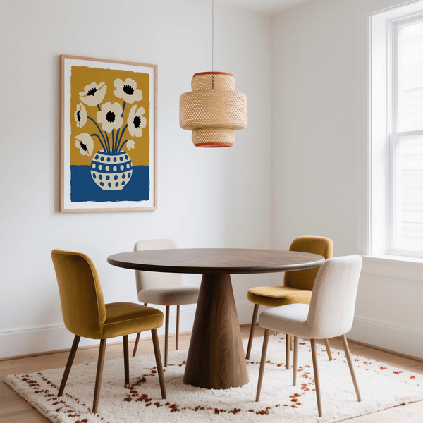 Impression artistique florale dans les tons bleu, jaune, beige et blanc, salle à manger