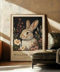 Œuvre d'art vintage de style cottagecore représentant un lapin, avec des motifs floraux botaniques et un lapin central.