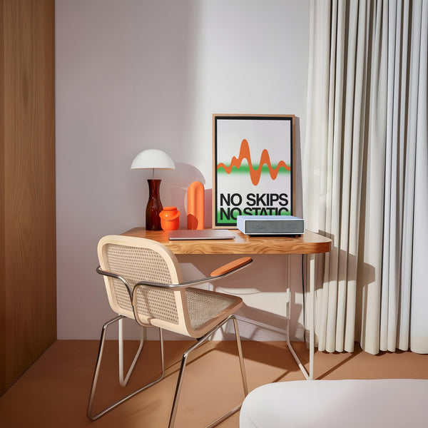 Décoration murale représentant une forme d'onde orange dans le style rétro des affiches musicales.