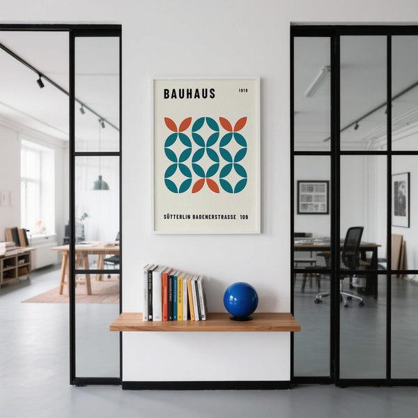 Décoration murale moderne de style Bauhaus pour bureau, dans un agencement minimaliste.