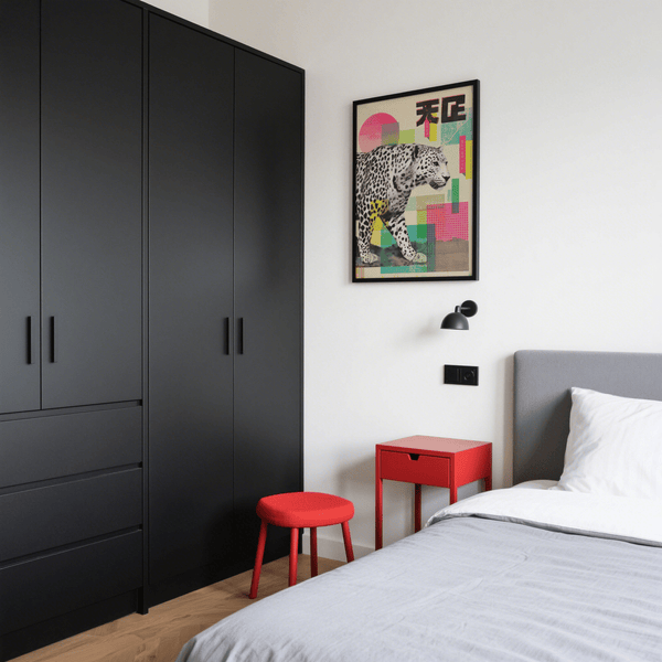 Impression artistique abstraite représentant un léopard avec des détails roses et jaunes, pour décorer les murs de votre salon.