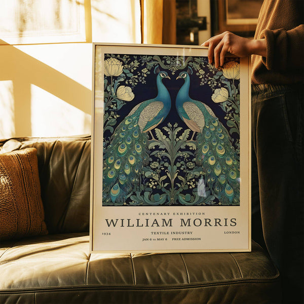 Grand tableau symétrique représentant un paon sur fond botanique pour salon