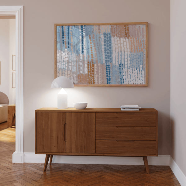 Imprimés abstraits minimalistes bleu pastel et rose avec du beige et du rose, adaptés à un salon moderne.