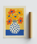 Affiche artistique représentant un vase moderne et des fleurs, dans des tons orange et jaune vifs, pour décorer votre cuisine.
