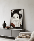 Impression artistique japonaise représentant une geisha, avec des détails rouges, pour décorer le mur d'un couloir.