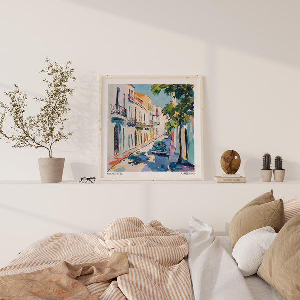 Art mural cubain avec des détails coloniaux et une voiture classique au premier plan.