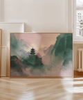 Art éthéré représentant un temple brumeux dans les montagnes, avec comme couleurs principales le beige, le vert et le rose, pour décorer les murs d'une salle d'étude.