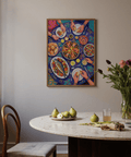 Impression artistique représentant une table à manger colorée dans un style multicolore, décoration murale