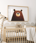Jolie affiche artistique représentant un ours avec une fourrure brune sur fond blanc, idéale pour décorer une salle de jeux.