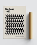 Affiche Bauhaus Design dans un espace de travail à la décoration neutre et aux lignes épurées.