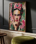 Impression murale Frida Kahlo avec texture de coups de pinceau et coiffe florale.