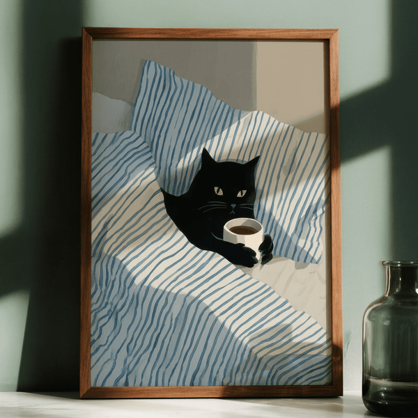 Poster « Chat dans un lit » avec un chat noir saisissant, des draps bleus et blancs pour décorer votre couloir