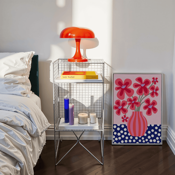 Poster moderne et coloré représentant des fleurs dans des tons bleus et roses, idéal pour décorer les murs d'une chambre d'enfant.