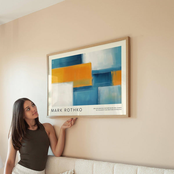 Une grande décoration murale bleue et jaune dans un intérieur spacieux