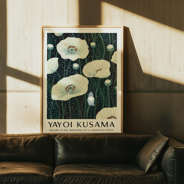 Élégantes fleurs blanches dans un style Poppy Prints avec des tons verts et noirs.