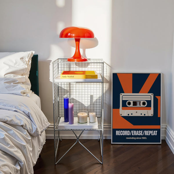 Décoration murale en forme de cassette audio avec le texte « rewinding since 1993 » (rembobinage depuis 1993).