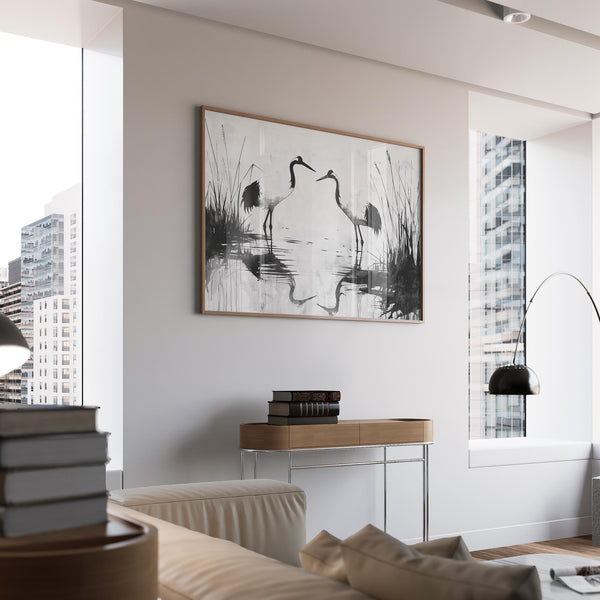 Des grues se faisant face dans un décor calme et sombre, dans un style minimaliste inspiré des estampes d'oiseaux.