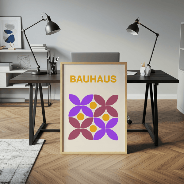 Décoration minimaliste en forme de fleurs dans les tons marron, violet et jaune pour une salle d'étude