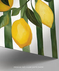 Peinture vivante représentant un citron avec des textures peintes à la main et des détails d'agrumes.