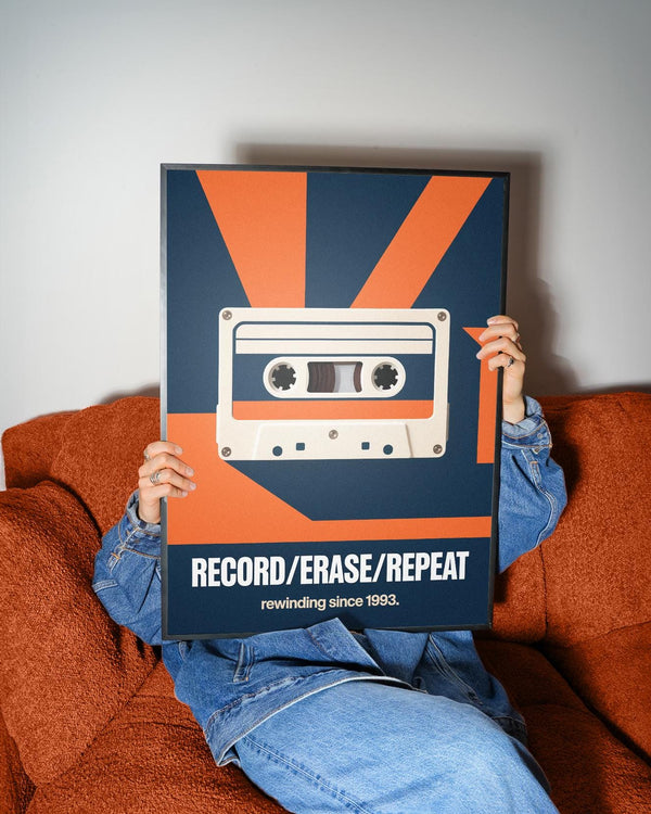 Décoration murale nostalgique sur cassette audio avec thème créatif et motivant.