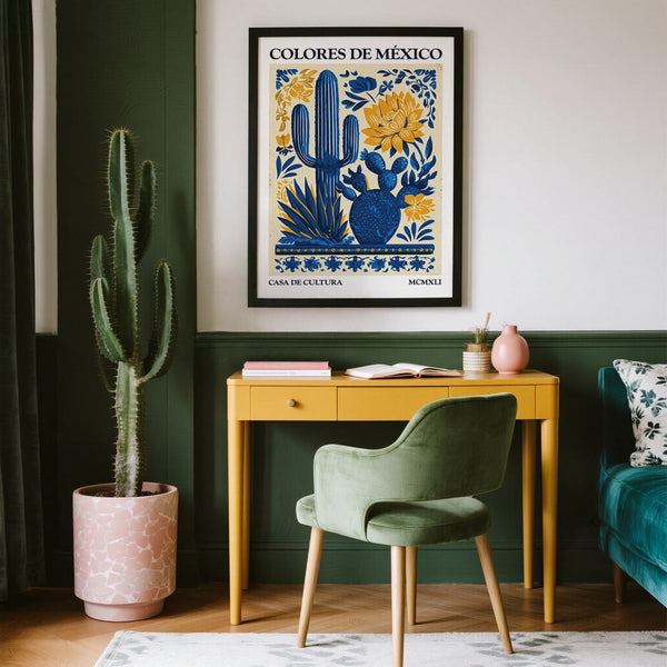 Impression d'art populaire mexicain bleu et jaune représentant une flore désertique stylisée.